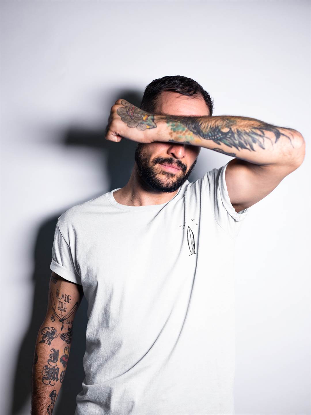 Minimalist white Ericeira Surfboard Organic Menās T-Shirt with a surfboard design. Made from eco-friendly organic cotton for a relaxed surf vibe.