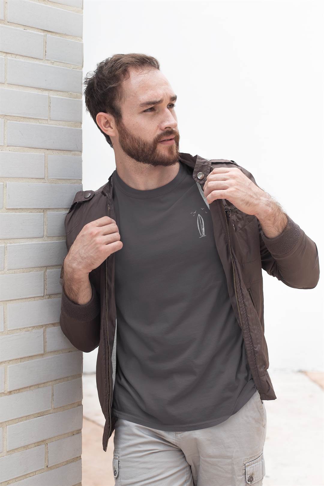 Dark gray Ericeira Surfboard Organic Menās T-Shirt with a small surfboard print. A stylish and sustainable choice made from organic cotton.