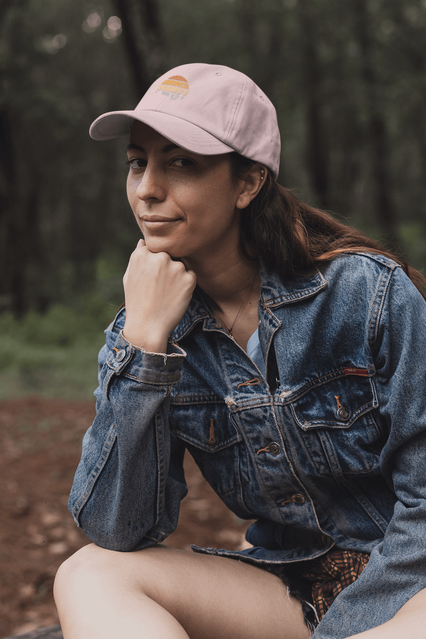 Pink Madeira Vintage Cap with a mountain logo, worn by a woman in a denim jacket. A stylish and casual accessory for outdoor lovers.