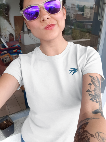 GOTS-certified t-shirt with symbolic swallow.
