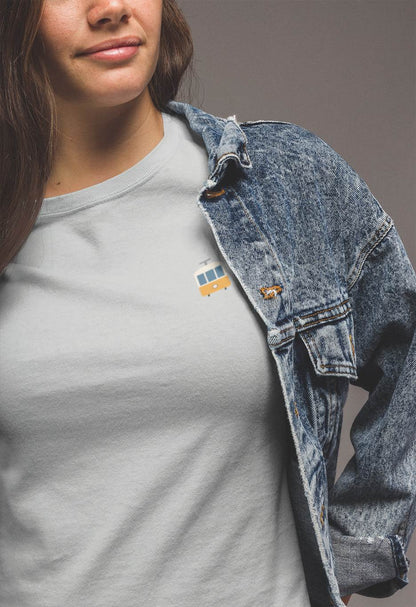 Lisbon Electrico Tram T-Shirt in light gray, featuring a minimalist tram design. Made from organic cotton for comfort and sustainability.