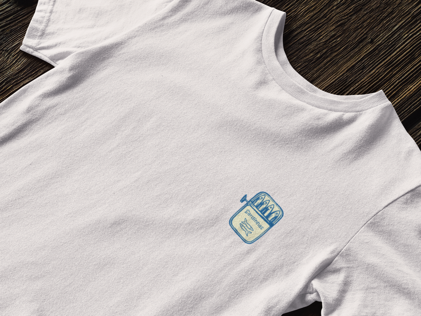 Relaxed fit unisex t-shirt with modern sardine logo.
