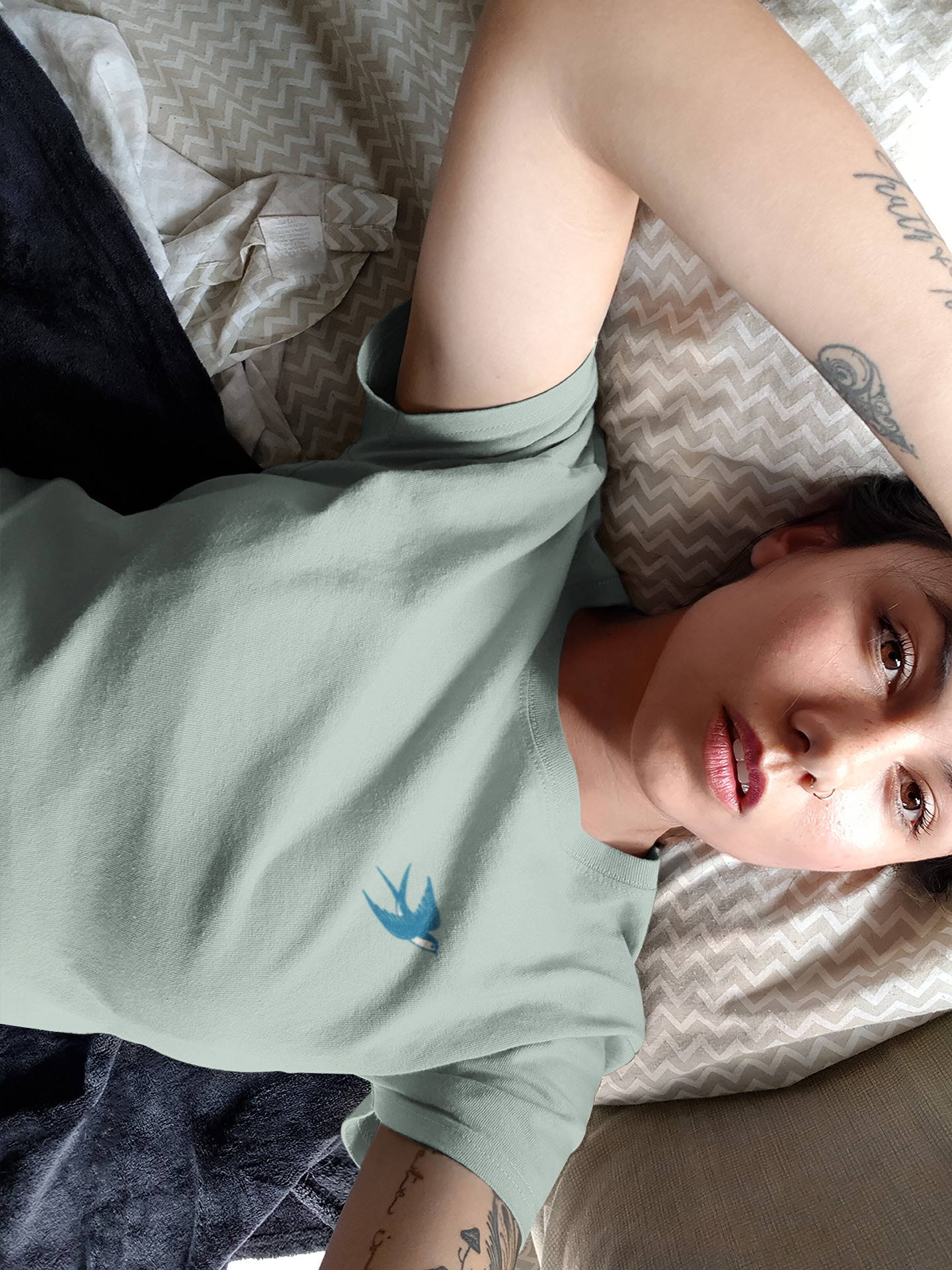 Unisex organic cotton t-shirt with minimal Andorinha logo.