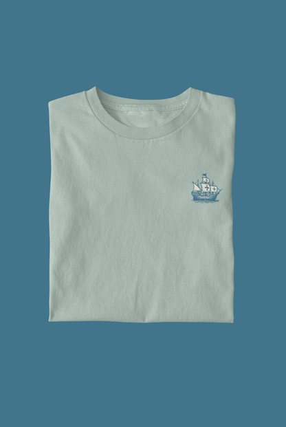 Relaxed fit unisex t-shirt with modern caravela graphic.
