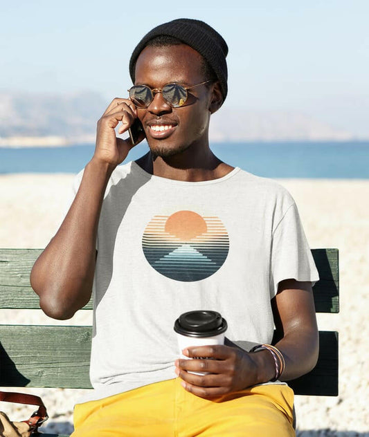 Organic Surf Nazaré T-Shirt in light gray, featuring a retro sunset and ocean wave design. Made from eco-friendly organic cotton, perfect for surf lovers.