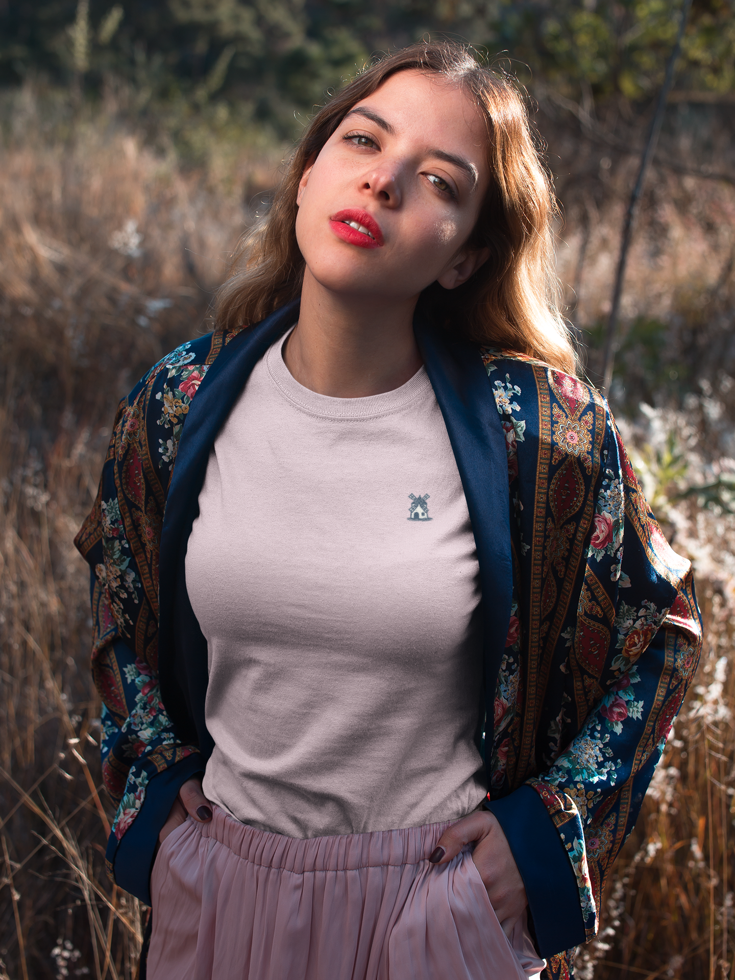 Line-art Portuguese windmill logo printed on chest.